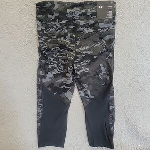 NWT Under Armour Compression Womens Small Black Gray Camo Mid Rise‎ Speed Capri